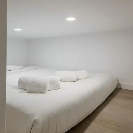 Minimalist With Mezzanine 리스본